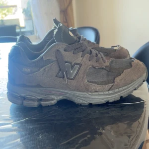 New Balance 2002R Protection Pack - Säljer ett par New Balance 2002R Proctection packs, Riktigt feta skor som bara har använts cirka 8 gånger, passar riktigt nice med alla outfits, Ny pris 2799