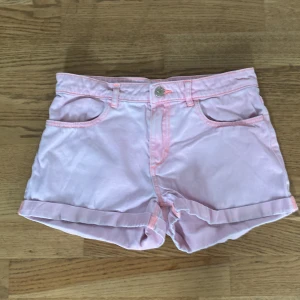 Rosa jeans shorts - Ett par jättesöta rosa shorts till varma sommardagar. Säljer dessa eftersom att de är väldigt gamla och inte passar längre. Har använt mycket innan men det är inte synligt på shortsen💞Priset går att diskutera 