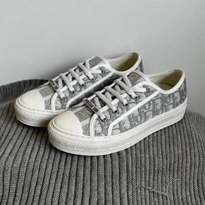 Grå Walk’N’Dior skor - Riktig snygga gråa skor från dior | nypris ca 10 000 mitt pris 3399 | skick 10/10