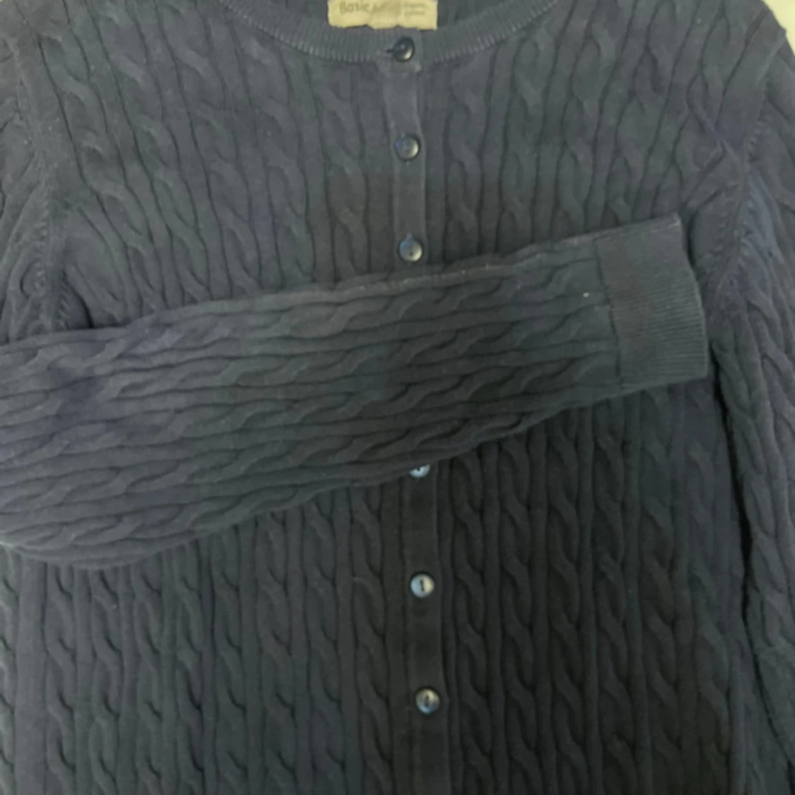 Mörkblå kabelstickad kofta Basic - 1