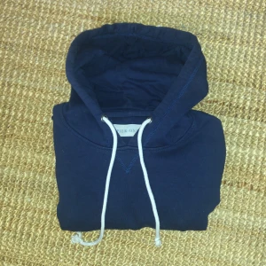 Pier One blå hoodie - Blå Pier One hoodie i strlk S. Sitter bra och är perfekt till vardags för en avslappnad och clean look. Andvänd men noll defekter.