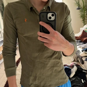 Långärmad Ralph lauren tröja. - Fet långärmad tröja feån polo ralph lauren. Det står storlek XL barn men skulle påstå den sitter perfekt för S eller Liten M (man). Den har perfekt passform och en snygg färg.