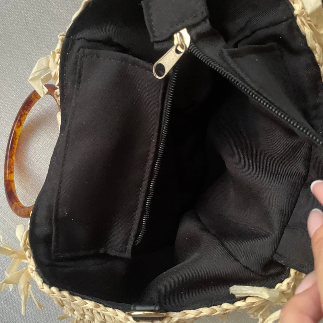 Beige handväska med runda handtag - 1