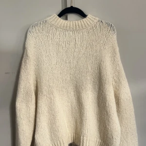 Stickad tröja - Säljer denna jättefina stickade tröja från Zara!!🤍