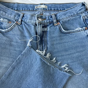 Blåa Lågmidjade raka jeans från Gina Tricot - Blåa raka lågmidjade jeans från Gina