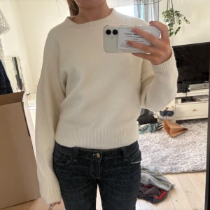 ZARA stickad tröja - Vit stickad tröja från Zara. Perfekt inför hösten och i bra kvalité utan några defekter☺️