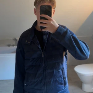 Polo Ralph Lauren Cardigan  - Säljer en blå Cardigan från Polo Ralph Lauren. Släta ärmar, dragkedja och tryckknappar. Materialet är polyester och jackan har en clean, sportig look. Perfekt nu inför hösten och till någon som gillar stilren och klassisk design. Priset går att diskuteras!