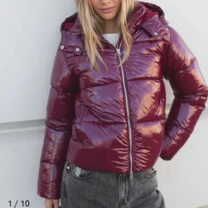 Vinröd glansig pufferjacka med huva - Snygg vinröd pufferjacka med glansig finish och stor huva. Köpte föra året men bra skick!!❤️