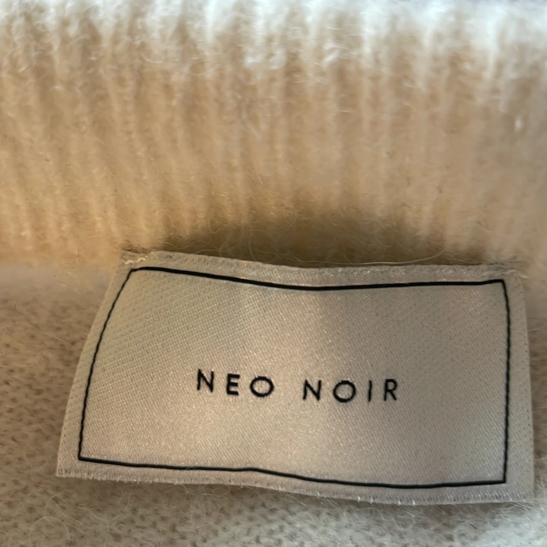 Beige stickad tröja från Neo Noir - 2