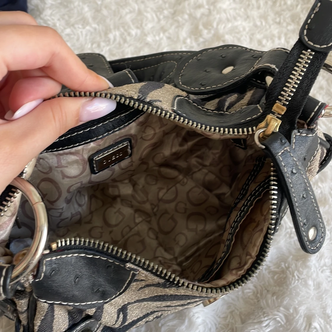 Zebramönstrad axelväska från Guess - 4