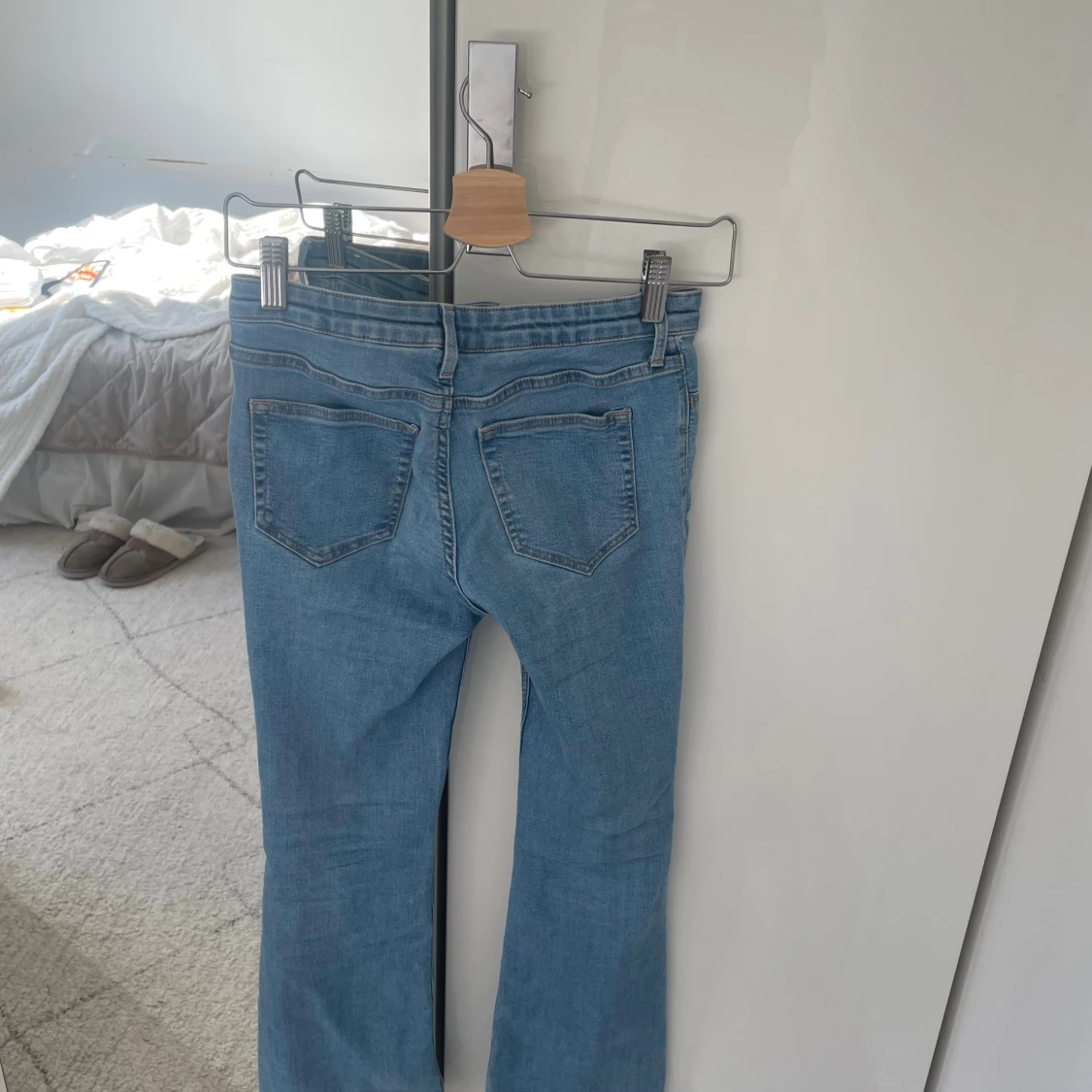 Ljusblå bootcut/flare jeans från H&M - 1