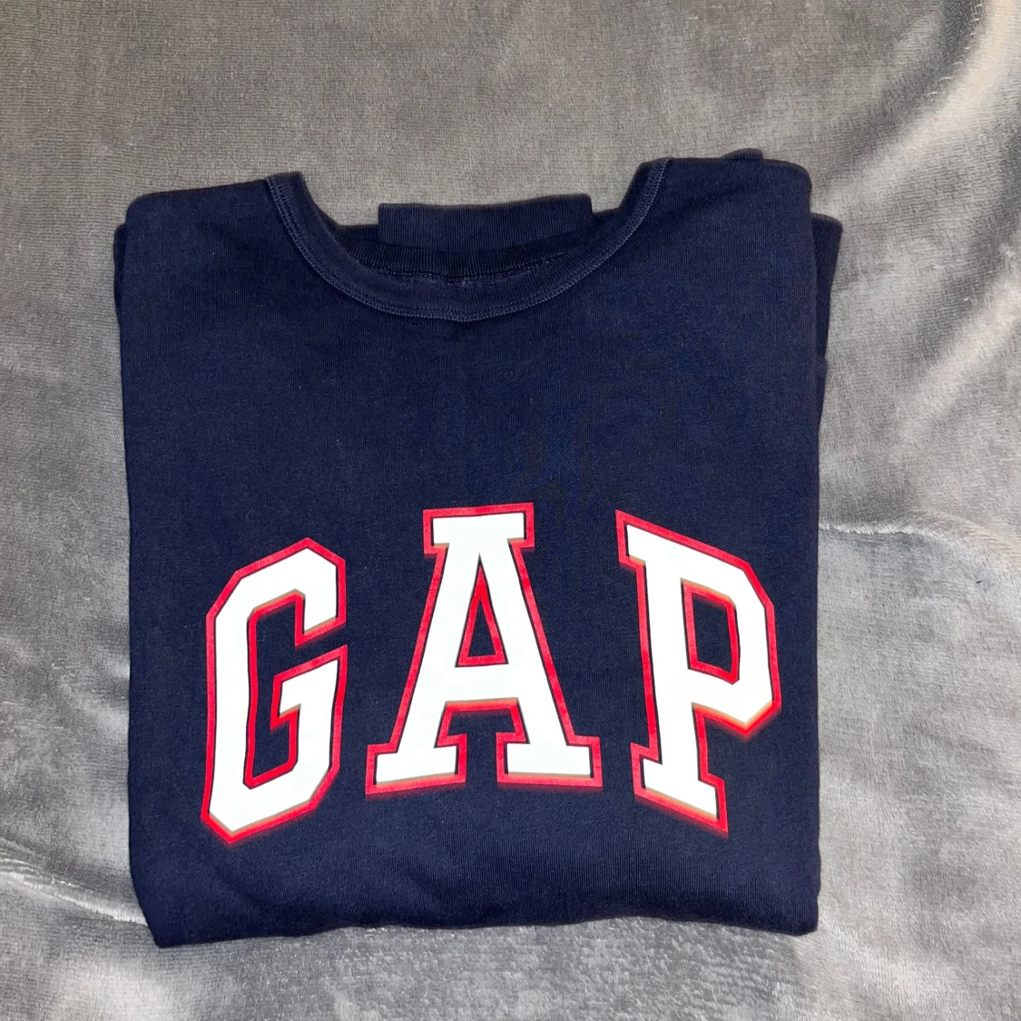 Mörkblå GAP sweatshirt med tryck