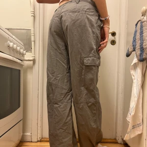 Cargo Byxor Grå - Säljer mina grå cargo byxor! Perfekt långa för mig som är 180cm. 🌟Fraktar/möts upp i Solna. Kolla min profil för mer kläder!  Paketpris gäller! 