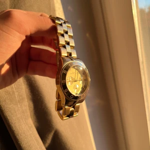 Marc by Marc Jacobs Blade  damklocka - Marc by Marc Jacobs Blade Chronograph MBM3101 damklocka bara använd ett fåtal gånger och är i gott skick förutom att batteriet behövs bytas! Själva klockbandet är 12cm när man öppnar den o håller upp den och urtavlan är 3,5cm så passar nog de flesta. Såklart äkta, nypris ligger på 1700kr. Pris kan diskuteras vid snabbaffär! (Kvitto och låda följer tyvärr ej med men fraktar alltid samma dag den köps! 🚚 📦