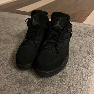 Jordan 4 blackcats - Jordan 4 blackcats. Sköna som fan lite slitna på ena skon på sidan annars fina