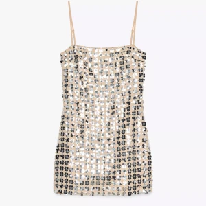 zara kläning  - skit snygg trendig kläning från zara!! som är slutsåld😩aldrig använd 