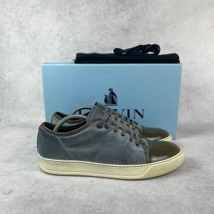 LANVIN DBB1 CAP TOE SNEAKER - – Condition: 8/10  - Size: 42/UK8  – What is included: Only the sneakers  – Retail price: 5000 + SEK  Please note that Lanvins fit big and our recommendation is to go one size down