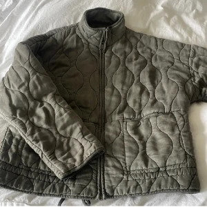 Grå jacka Zara - Säljer nu en av mina absoluta favorit jackor från Zara! Så enkel och fin att matcha till outfits året om🥰