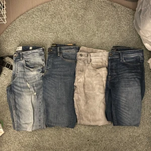 Jeans bundle - 1- ripped jeans 30/32 riktigt sköna slim fit. 2 och 4 är också 30/32 från Jack n Jones. 3 är ifrån g-drar raw 30/32. Säljer alla för 1200kr