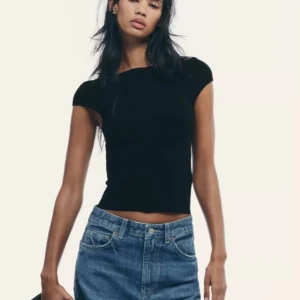 Svart stickad  topp - superfin topp från zara som man både kan ha som på bilden och of shoulder! Superbra skick, använd ca 3 ggr och har inga tecken på användning 