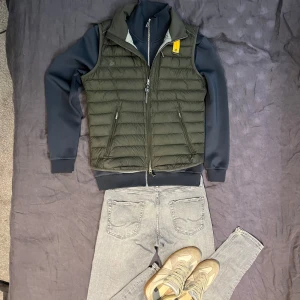 Pjs parra jumper väst - Grön parra jumper väst i väldigt bra skick. Passar om du är ca 180. Liten lagning längs ner där bak