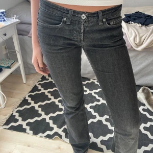 Svarta raka jeans från Vila Denim - Säljer ett par svarta Levis jeans med klassisk femficksdesign och raka ben. Jeansen har låg midja och är tillverkade i ett mjukt denimtyg som sitter snyggt på kroppen. Perfekta för dig som gillar en tidlös och clean look.