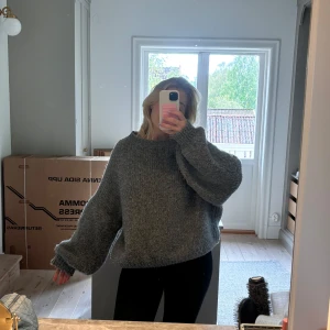 Grå oversized stickad tröja - Mysig och oversized grå stickad tröja med breda ärmar🫧🫧