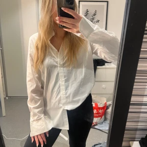Vit skjorta - En lätt oversized vit skjorta i Xs, fungerar som S med!🤍Aldrig använd med prislapp kvar! Supersnygg nu till hösten🥰