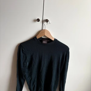 Tröja från oscar jacobson 100% merinoull  - Tja säljer en as fet tröja från oscar jacobson i 100% merinoull vilket är perfekt för hösten, vintern bra märke så svin bra kvalitet på tröjan, mörkgrön färg,  och skriv vid frågor