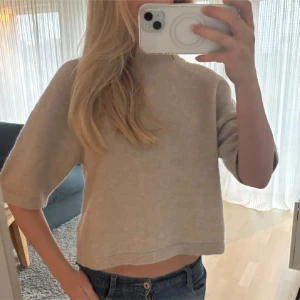 Beige stickad tröja med trekvartsärm - Från Other stories. Passar S och Xs. Priset kan sänkas.