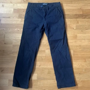 Två par jeans och chinos - Svarta jeans från dressman, svarta chinos från dressman