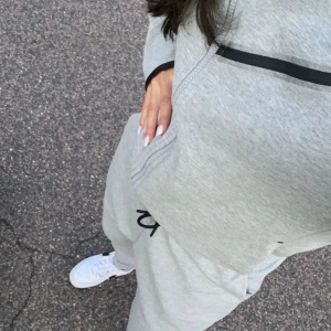 Grått nike tech fleece set  - Snyggt nike tech fleece set köpta på JD för cirka 2 år sen. Knappt använda. Säljer då de ej passar mig. Storlek Xl (Barn) ~ 164