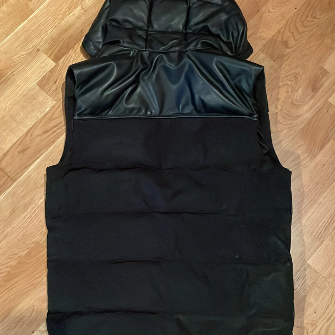 Svart dunväst från Moose Knuckles - 1
