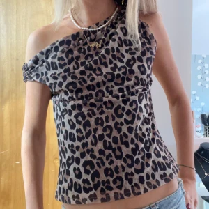 Leopardmönstrad one shoulder topp - Storlek s från mango.💓💓
