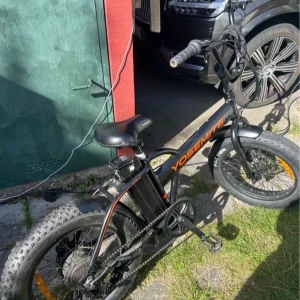 Yosemite Fat Tire 20" Elcykel -  Yosemite elcykel. Kör ungefär i 30km i timmen ifall man trampar. Jag själv har kommit upp i ungefär 35km. Batteriet håller bra kan gå flera dagar utan att behöva ladda. Läs ingår. Inget kvitto finns. Cykeln är köpt på biltema, nypris 12000 Nytt bakdäck och nya bromsar Lås ingår Laddare ingår Batteri : 40-60km 6000kr