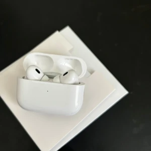 AirPods Pro - Apple AirPods Pro i originalförpackning. Trådlösa hörlurar med aktiv brusreducering och laddningsetui. Hörlurarna är i topp skick med endast minimala spår av användning. Perfekt för musik, samtal och träning.