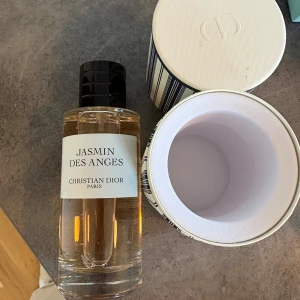 Jasmin Des Anges parfym - Lyxig parfym från Dior med stilren flaska och originalförpackning. Perfekt för dig som vill sticka ut med en exklusiv doft från ett ikoniskt modehus. Made in Paris.
