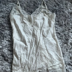 Vit nattlinne i silke  - Ett vitt nattlinne i silke från Intimissimi. Använts bara några gånger