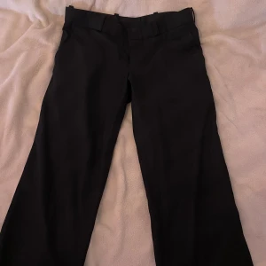 Svarta kostymbyxor  - Ett par svarta low waist kostymbyxor som är raka i benen. Står inte på en lapp vilken storlek men skulle gissa på storlek S. De är perfekta i längd för mig som är runt 160 cm. Pris kan diskuteras. 