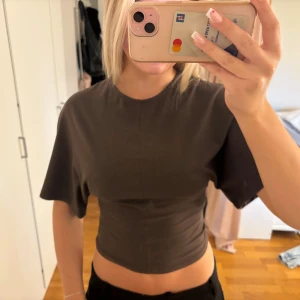 Brun tröja från Gina Tricot - Aldrig använt!! Älskar tröjan men har svårt att matcha den med byxor så säljer den:(