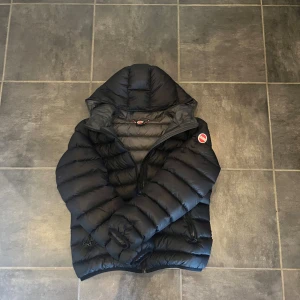 Colmar jacka  - En snygg och plain svart colmar jacka. Perfekt inför vintern och hösten. Personen på bilden är 167 centimeter lång. Använt några gånger förra vintern