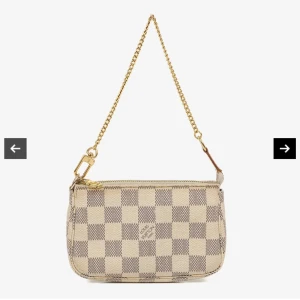 Louis Vuitton rutig axelväska med kedja pochette - Superfin axelväska från Louis Vuitton i klassiskt rutigt Damier Azur-mönster. Väskan är beige och vit med en snygg guldfärgad kedja som axelrem. Tillverkad i tåligt skinn och perfekt storlek för det viktigaste. En riktig statement piece för dig som gillar lyxiga accessoarer.