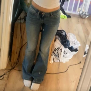 Lågmidjade bootcut jeans - Jeansen är från veromoda och är i storlek Xs/32💕 De sitter bra i längden på mig som är 160cm. Hade också funkat för någon lite längre med. De är använda få gånger och är i bra skick. Nypris:499kr. Skriv för mer info💕PRIS KAN DISKUTERAS 