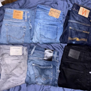 6 par jeans  - Säljer 6 par jeans i olika tvättar och färger från Jack & Jones, Nudie Jeans, lager 157 och Replay. Färgerna är ljusblå, mellanblå, mörkblå, grå och svart. 5 par jeans för 1200 om man vill tilllägga Replay jeansen 1500kr .Alla jeans är storlek 30:32.