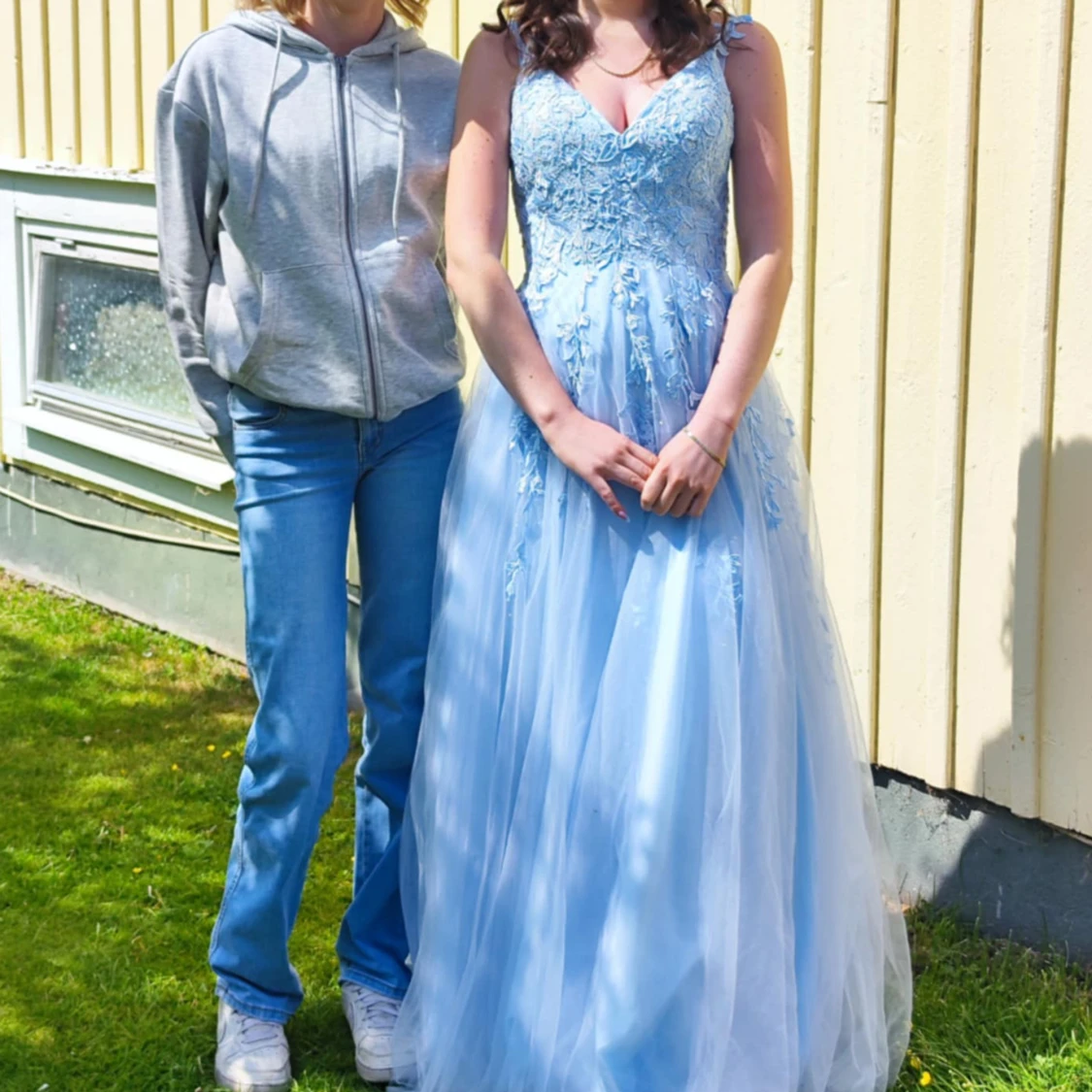 Ljusblå balklänning med spetsdetaljer - 2