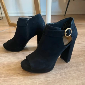 Klackar med guld detalj - Strl 38, ifrån HM. Bra skick!