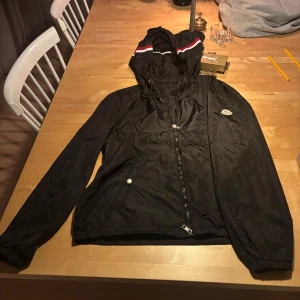 Svart Moncler Windbreaker  - Svart windbreaker från Moncler. Skick 9/10 och säljs för den är lite liten på mig! 