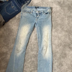 True Religion ljusblå bootcut jeans - as snygga trueys som passar till alla tillfällen !! sitter verkligen perfekt och klassar outfiten så perfekt 💕