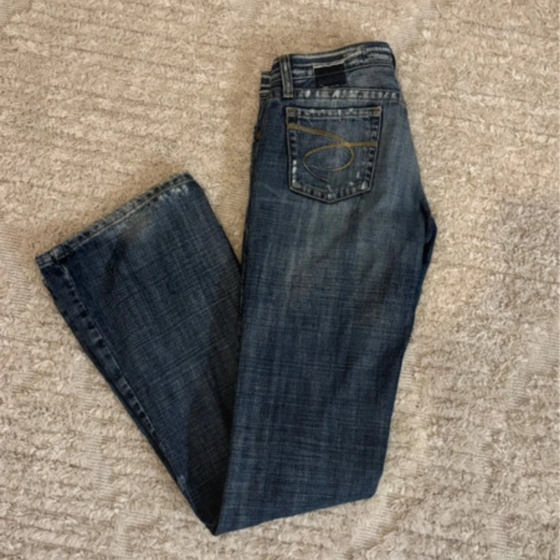 Blå bootcut jeans med slitningar - 1