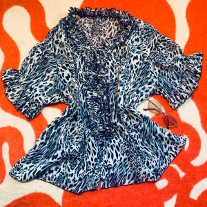 Volangblus y2k  - Superfin volangblus  Inga anmärkningar Vintage Titta gärna på mina andra annonser med handplockade vintageplagg! 